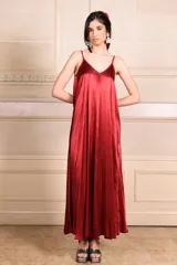 Vestido largo de raso color borgoña, con breteles finos y escote en V.