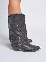 Bota de cuero sintético negra, de estilo cowboy, con caña alta, punta fina, taco bajo y cierre lateral con cremallera.