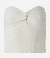 Top cropped de punto color blanco, sin breteles y con detalle retorcido en el busto.