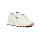 Zapatilla de estilo retro en color blanco con detalles en negro y suela de goma.