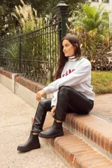 Bota negra de cuero con caña media, forro de cuero, plantilla de cuero con espuma confort y suela de 3 cm de altura.