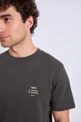 Remera gris oscuro de algodón con cuello redondo y estampado pequeño en el pecho.