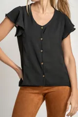 Blusa negra con escote en V, mangas cortas con volados y cierre frontal con botones.