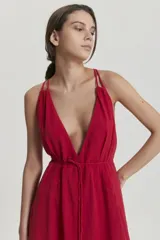 Vestido largo de gasa de algodón color rojo, con tirantes anudados en la espalda y cintura ajustable.