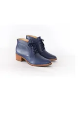 Botines de cuero azul con cordones frontales y tacón bloque de madera clara de 6 cm.
