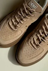 Championes urbanos blancos con detalles en gamuza color beige, cordones grises y suela gruesa.