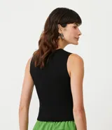 Blusa cropped naranja de punto con escote cuadrado y bretel ancho.