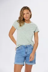 Short de jean de tiro medio con spandex y ruedo doblado.