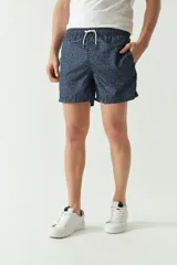 Short de baño azul marino con estampado abstracto en tono más oscuro, cintura elástica con cordón ajustable, dos bolsillos laterales y uno trasero.