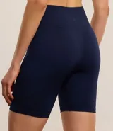 Bermuda deportiva ajustada de poliamida con acabado seamless y efecto levanta pompis.