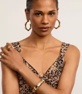 Vestido midi evasê de crepé con estampa de leopardo, breteles anchos, escote en V, fruncido en el busto, pliegue delantero y bajo fruncido.