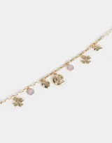 Pulsera dorada flexible con dijes colgantes de metal: tréboles de cuatro hojas, corazones, cuentas rosas y un caracol.