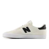 Zapatillas urbanas New Balance modelo 272, color blanco hueso con detalles en negro, confeccionadas en gamuza y lona, con logo "N" característico en los laterales y suela de goma blanca.