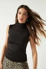 Musculosa color verde lima, de corte ajustado y cuello alto.
