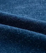 Pantalón de jean azul oscuro, de corte recto, con bolsillos delanteros y traseros, y ajuste interior en la cintura.