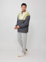Pantalón deportivo jogger recto azul marino, confeccionado en 60% algodón y 40% poliéster.