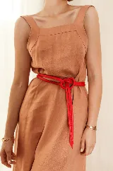 Cinturón de cuero color marrón claro, fino y sin hebilla, para anudar.