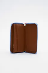 Billetera grande color azul marino con cierre perimetral y tirador rojo. Tiene el logo de la marca estampado en blanco en la esquina superior derecha.