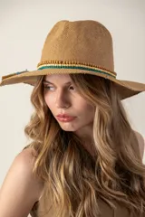 Sombrero de paja color beige con ala ancha, detalle de cuentas de madera y adorno de flecos y plumas azules.