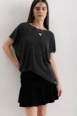 Blusa de mangas cortas color gris con lurex.