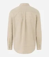 Camisa regular de lino color beige, con cuello inglés, manga larga y abotonadura frontal.