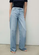 Pantalón de jean celeste de corte wide leg, tiro alto, cinco bolsillos, cierre con cremallera y botón, trabillas para cinturón y bajo deshilachado.