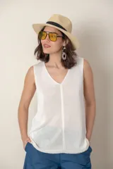 Blusa italiana tejida en lino y viscosa, color blanco, sin mangas y con escote en V.
