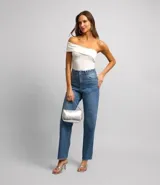 Blusa corta de jersey color blanco, con escote asimétrico de hombro único y canesú plegado en el busto.