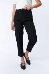 Pantalón de vestir negro de corte recto, con bolsillos laterales y traseros.