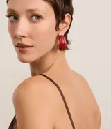 Aros de argolla bicolores con textura, confeccionados en metal reciclado con baño light gold y cierre por tornillo.