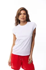 Remera blanca de mangas cortas con detalle de encaje en los hombros.