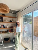 Chaleco rosa de lino con botones al frente y corte clásico. Sin mangas.
