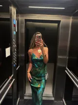 Vestido midi de seda con estampado abstracto en tonos verde, azul y amarillo. Tiene escote drapeado, breteles finos y espalda regulable.