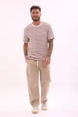 Remera de manga corta con cuello redondo y estampado de rayas horizontales en tonos marrón y beige.