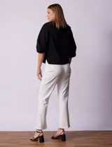Blusa blanca de gasa marca Sioni, con cuello a la base y escote en V con botones.