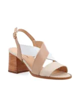 Sandalia de cuero color beige y blanco, con taco de madera y hebilla metálica.