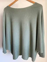 Sweater italiano tejido en hilo color celeste con lurex, de calce oversized y talle único.
