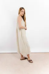 Vestido largo color beige de lino, con breteles finos y corte holgado.
