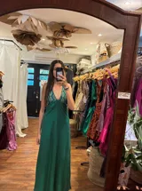 Vestido largo negro con escote en V, cut outs laterales bajo el busto y breteles finos cruzados y atados en la espalda.