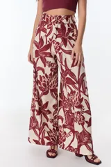 Pantalón palazzo de tiro alto con estampado floral en tonos beige y azul.