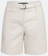 Bermuda color beige de algodón satinado, con bolsillos laterales y traseros, trabillas para cinturón y cinturón con hebilla doble.