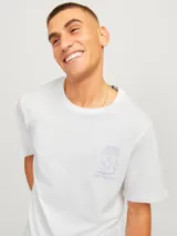 Camiseta blanca de manga corta y cuello redondo con estampado pequeño en el pecho.