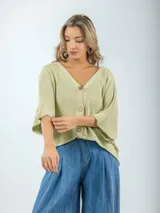 Cárdigan tejido color beige, talle único con calce oversized, con botones de madera y diseño relajado.