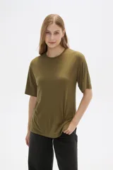 Remera negra de viscosa con textura acanalada, corte holgado y cuello redondo.