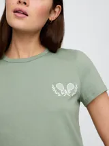 Remera de manga corta con estampado de camuflaje en tonos beige, marrón y verde.