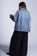 Campera de jean celeste con tachas de estrellas plateadas en la parte superior.