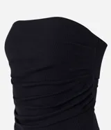 Blusa sin breteles negra de rib con textura ligera y fruncido lateral.