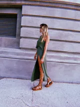 Falda larga cruzada color crudo, confeccionada en tejido de punto con lurex y viscosa.