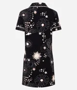 Camisón corto estilo americano confeccionado en viscosa certificada con estampado de estrellas y planetas. Tiene cuello solapa, abotonado delantero y bies contrastante.