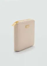 Billetera color beige con efecto piel, logo estampado y cierre de cremallera. Incluye bolsillo interior, múltiples ranuras para tarjetas y ranura exterior.
